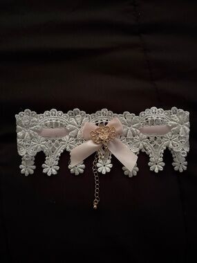 Hot Topic White Lace Hair Choker with Pink Bow and Gold Charm